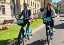 Teresa Ribera accede en bici eléctrica municipal a la cumbre verde de Valladolid